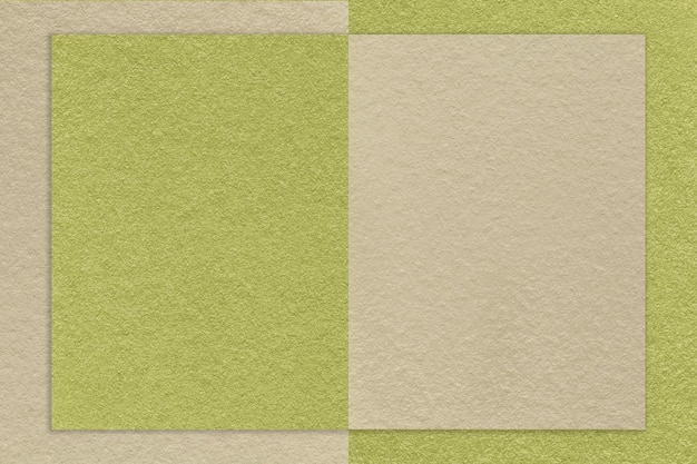 Alter beiger und grüner Papierhintergrund mit geometrischer Form und Muster Struktur aus handwerklichem Olivenkarton