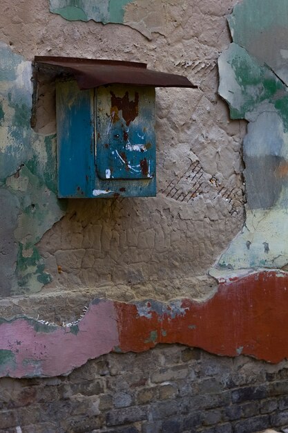 Alter Briefkasten auf der Schalenwand