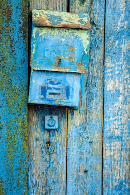 Alter Briefkasten auf hölzerner Wand