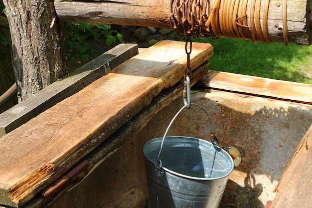 Alter Brunnen mit Eimernahaufnahme.