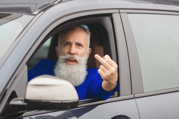 Alter brutaler Mann im Auto