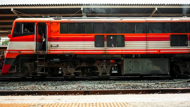 Alter Dieselzug, der für Wiederverbindung an einer Plattform des Bahnhofs Hua Lamphong in Bangkok läuft