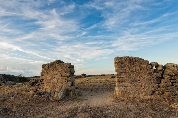 Alter eingang eines ruinierten stiftes auf der weide in spanien