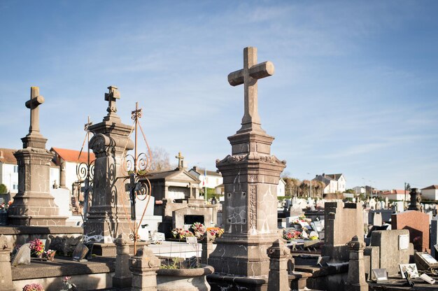 Alter europäischer Friedhof mit den Gräbern