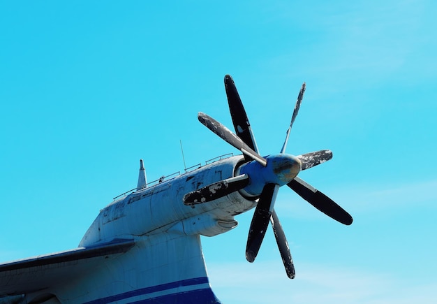 Foto alter flugzeugpropeller im detail im hintergrund