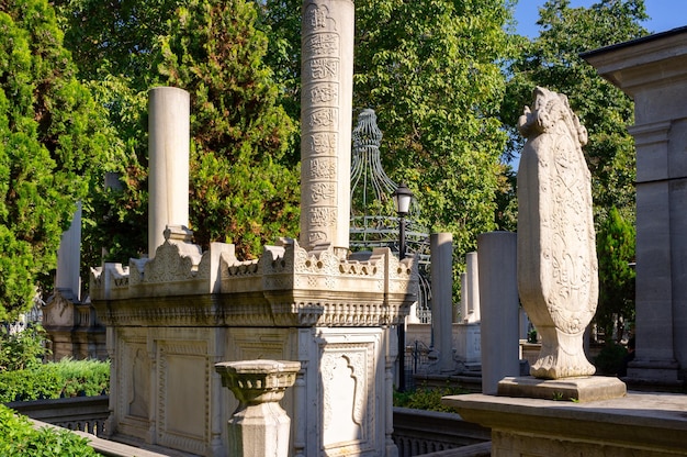 Alter Friedhof mit Grabsteinen in Istanbul Türkei