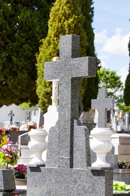 Alter Friedhof mit Gräbern in spanischer heiliger Stätte