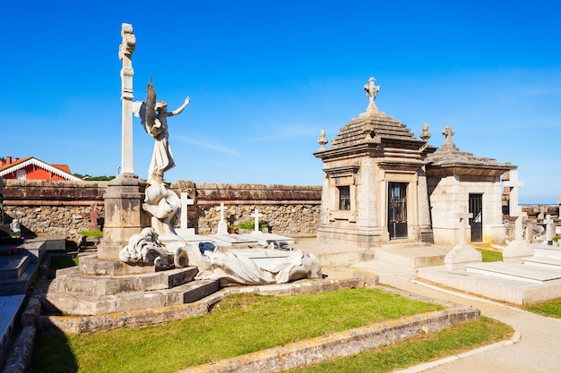 Alter Friedhof und Kapelle in Comillas, Region Kantabrien in Spanien