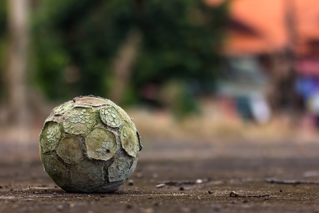 Alter Fußball auf dem Gebiet