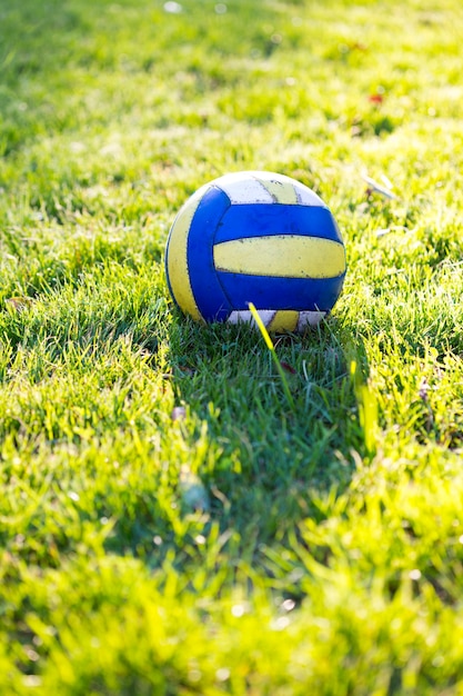 Alter Fußball auf einem Gras zur Sonnenuntergangszeit
