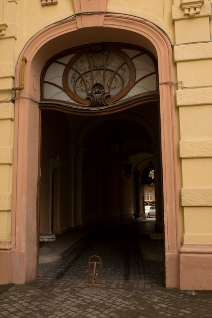 Alter gewölbter Eingang mit Buntglasfenster. Lemberg, Ukraine