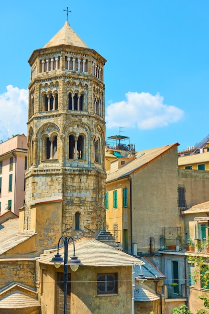 Alter Glockenturm der Kirche San Donato in Genua, Italien