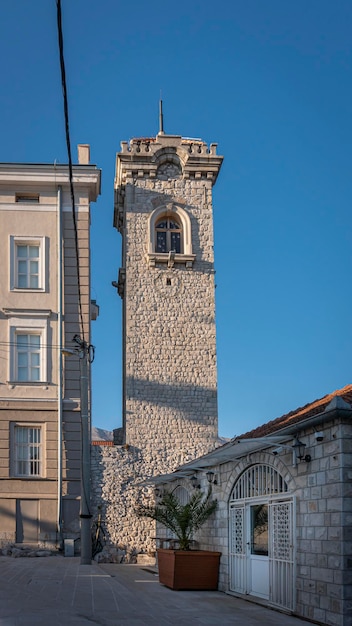 Alter Glockenturm und Gebäude in der Altstadt von Trebinje, Bosnien und Herzegowina