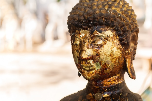 Alter goldener Buddha an verwischt