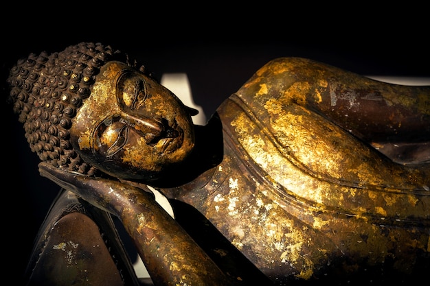 Alter goldener liegender Buddha im Buddha-Tempel, Thailand