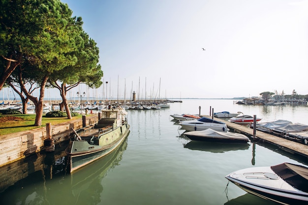 Alter Hafen voller Boote in Desenzano del Garda. Brescia, Lombardei, Italien. Stadtzentrum von Desenzano del Garda. Yachthafen am Gardasee.