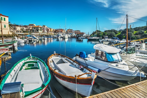 Alter Hafen von Stintino an einem klaren Frühlingstag Italien