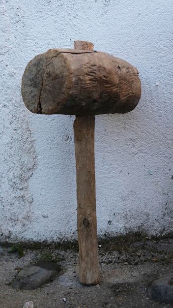 Alter hölzerner Hammer auf rustikalem Hintergrund