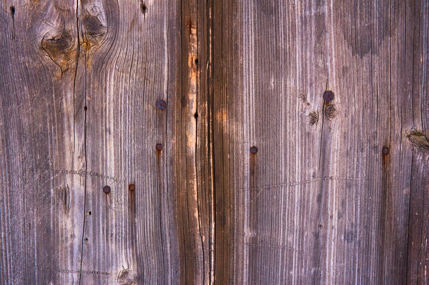 Alter Holzschild mit Kratzern und Chips.