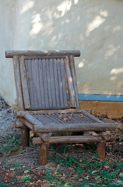 Alter Holzstuhl im Hof