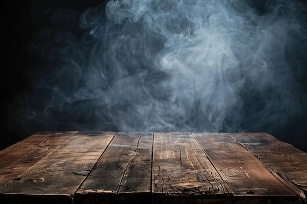 Alter Holztisch mit Rauch im dunklen Hintergrund