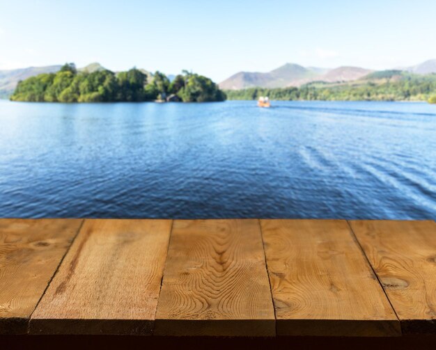 Alter Holztisch oder Gehweg am See