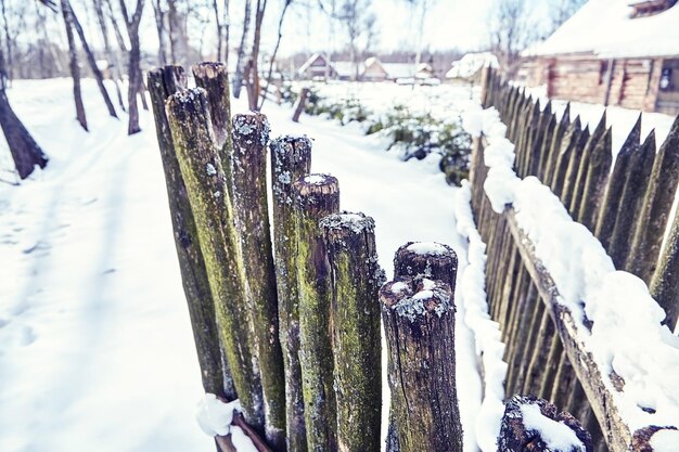 Alter Holzzaun auf dem Land Winter Schnee Selektiver Fokus Toning