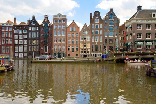 Alter Kanal von Amsterdam mit historischen Häusern, Niederlande