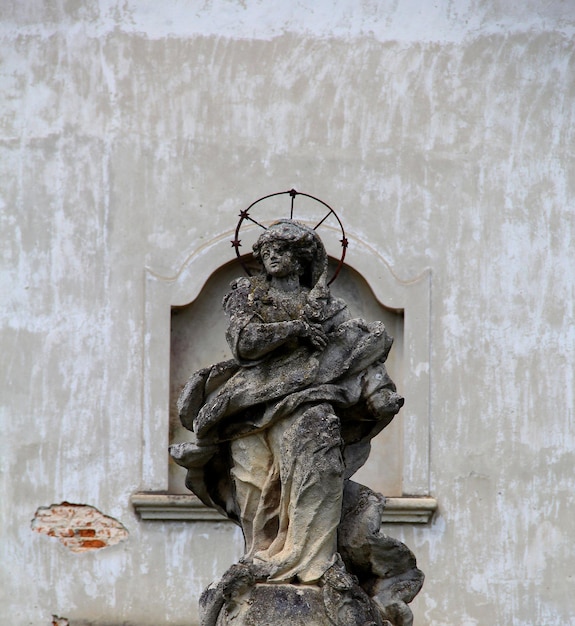 Alter Kirchhof mit zerstörter Statue der Heiligen Mutter