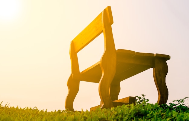 Foto alter langer stuhl-stuhl auf grünem gras mit sonnenlicht