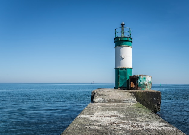 Alter Leuchtturm im Frachthafen von Odessa