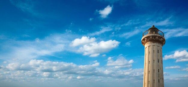 Alter Leuchtturm im Himmel