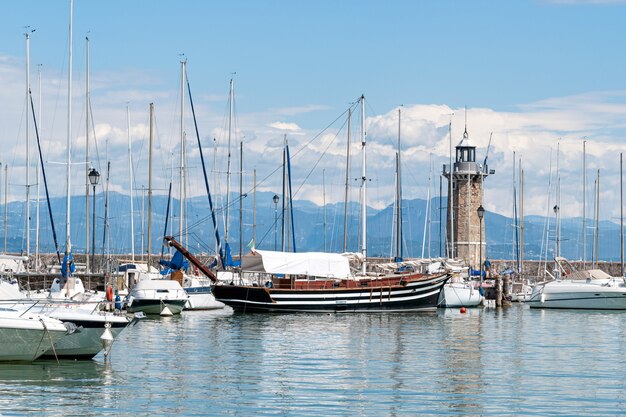 Alter Leuchtturm in der Bucht am Eingang zum Hafen