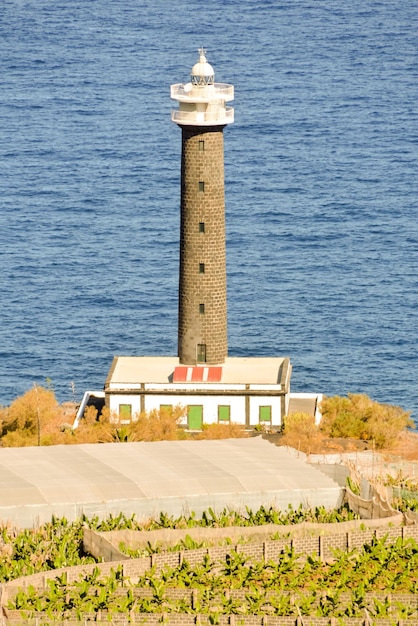 Alter Leuchtturm in der Nähe des Meeres