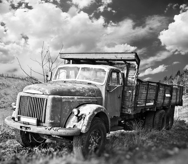 Foto alter lkw auf dem feld