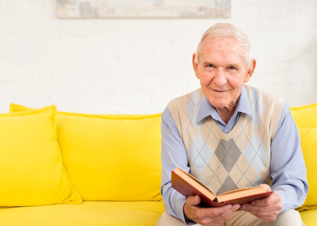 Foto alter mann des mittleren schusses, der ein buch liest