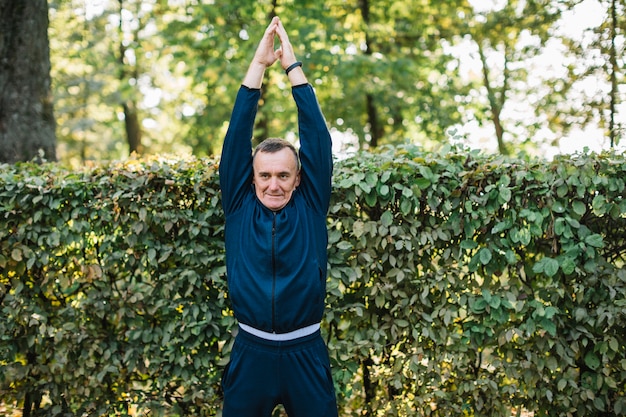 Foto alter mann hob die hände