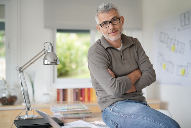 alter Mann im Büro