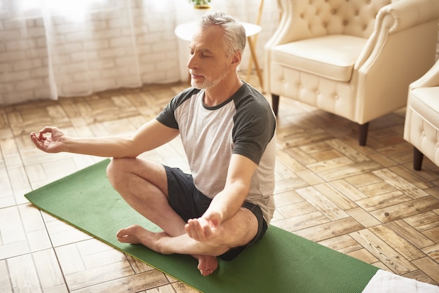 Alter Mann in Lotus Position Meditation Relaxation.