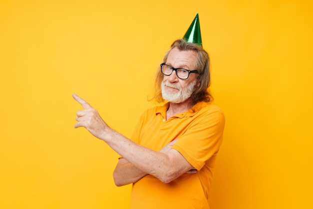 Alter Mann mit Brille grüne Mütze auf seinem Kopf Urlaub Emotionen isoliert Hintergrund