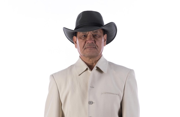 alter Mann mit Cowboyhut auf weißem Hintergrund