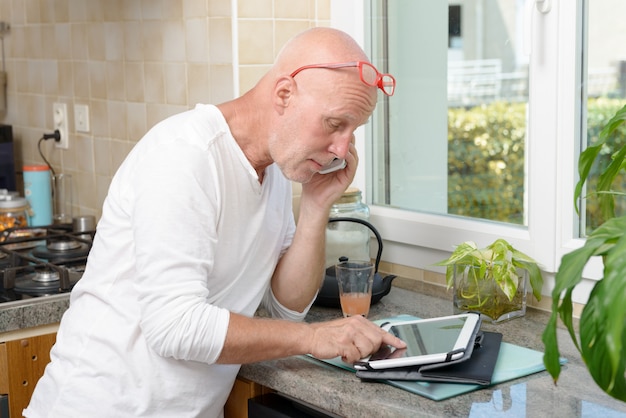 Alter Mann mit einem iPad Tablet