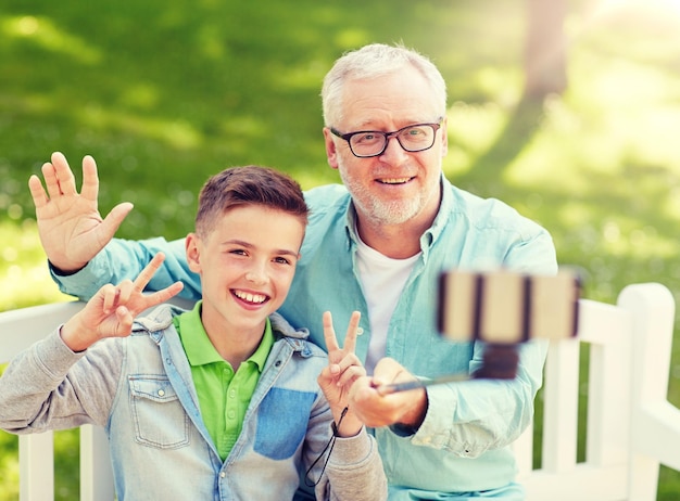 Foto alter mann und junge machen ein selfie mit dem smartphone