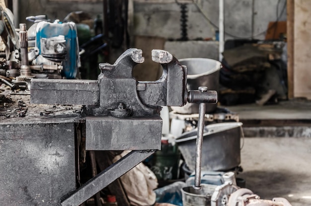 Alter Metallschraubstock in der Schlosserei