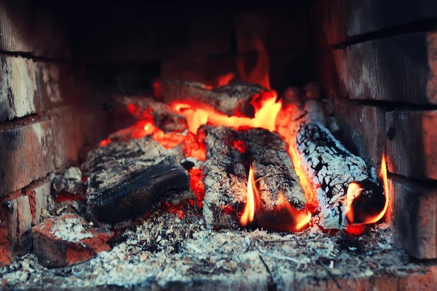 Alter Ofen mit Flammenfeuer