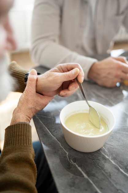 Alter Patient, der an Parkinson leidet