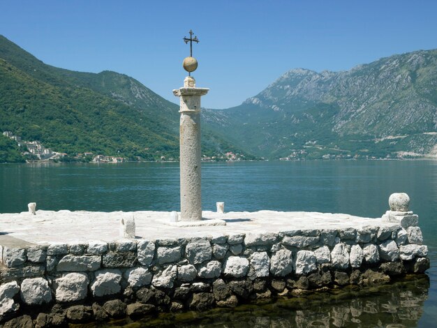 Alter Pier auf der Insel in der Bucht von Kotor in Montenegro