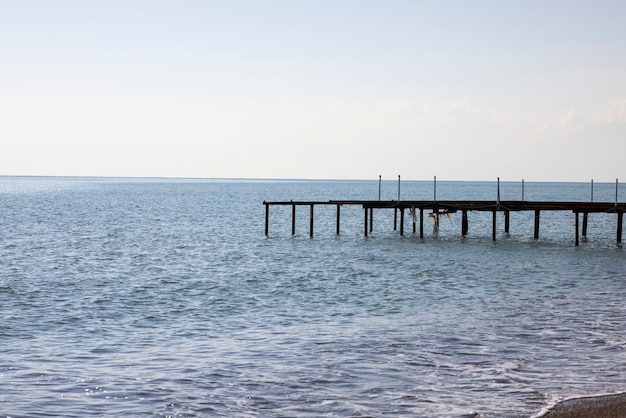 Alter Pier und blaues Meer