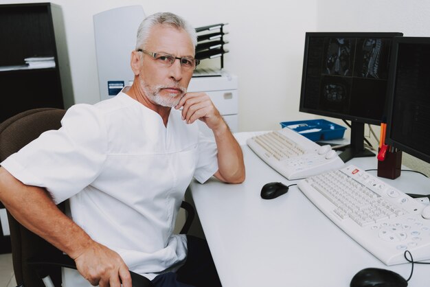 Alter Radiologieprofessor, der Röntgenaufnahmen überprüft.