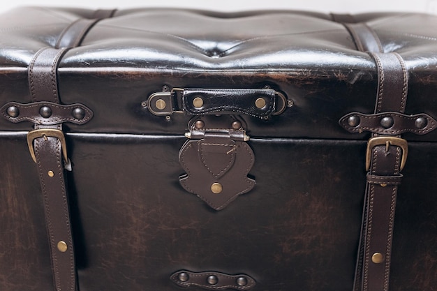 Foto alter retro-leder vintage antiker brauner koffer rostig geritzt und abgenutzt schäbiger beutel
